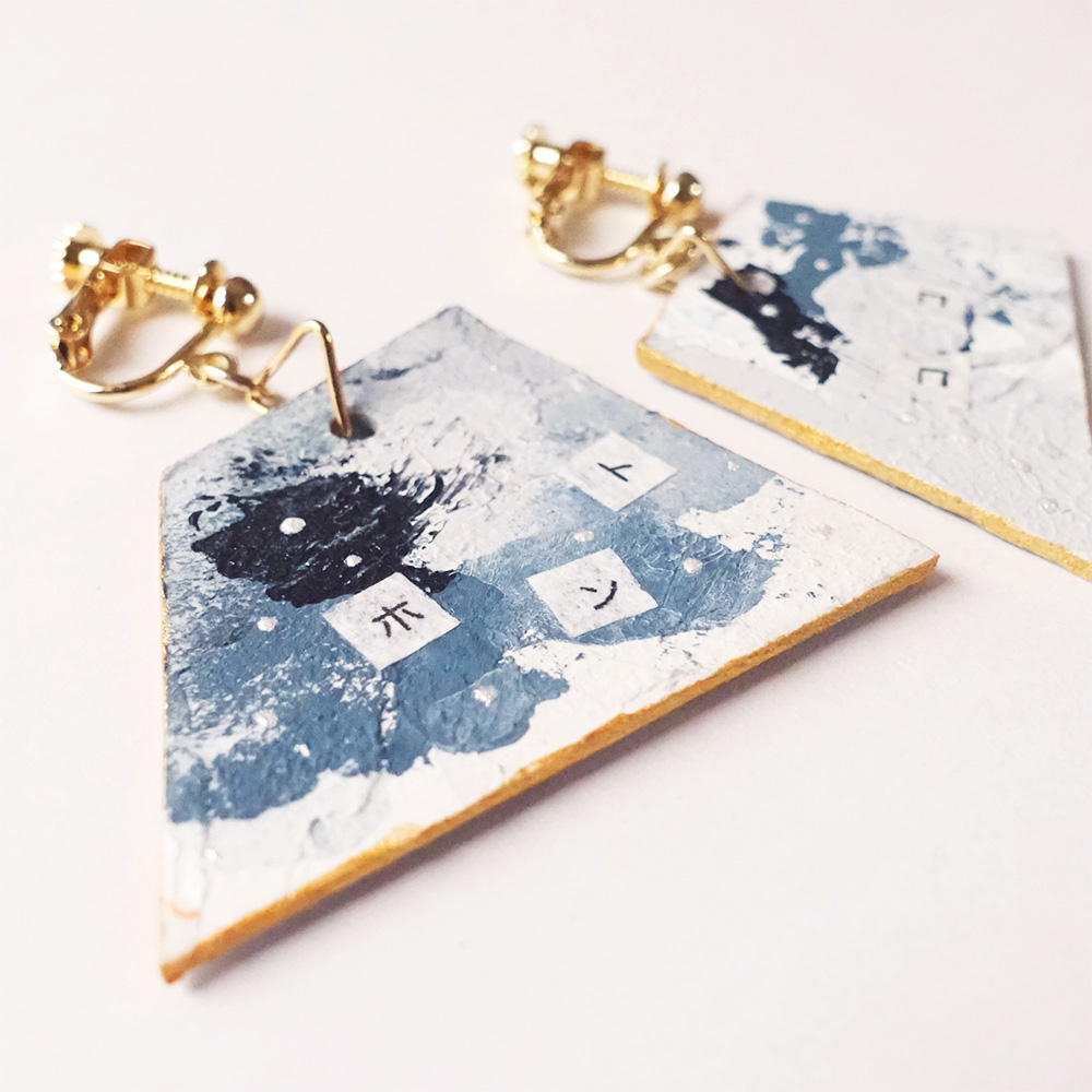 カタカナと小さな絵画の耳飾り「ホントソレタトエバココ」